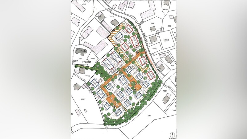 Die geänderte Planung für das Baugebiet "Aich Kirchfeldstraße" sieht nun einen durchgehenden Grünzug entlang der Sempt vor, der alleine im Eigentum eines Besitzers bleibt. Ein Maschendrahtzaun trennt den Uferbereich von den anliegenden Privatgrundstücken.