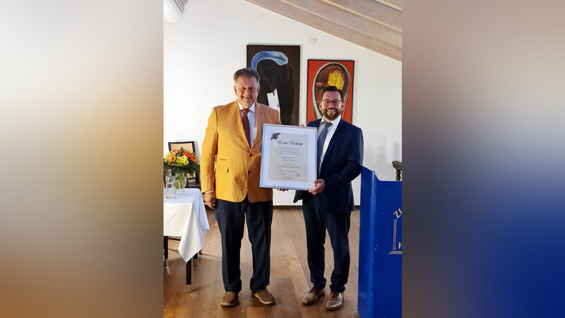 Bürgermeister Thomas Hieninger (rechts) überreicht Karl Maier die Ehren-Urkunde zur Verleihung des Ehrentitels Altbürgermeister.