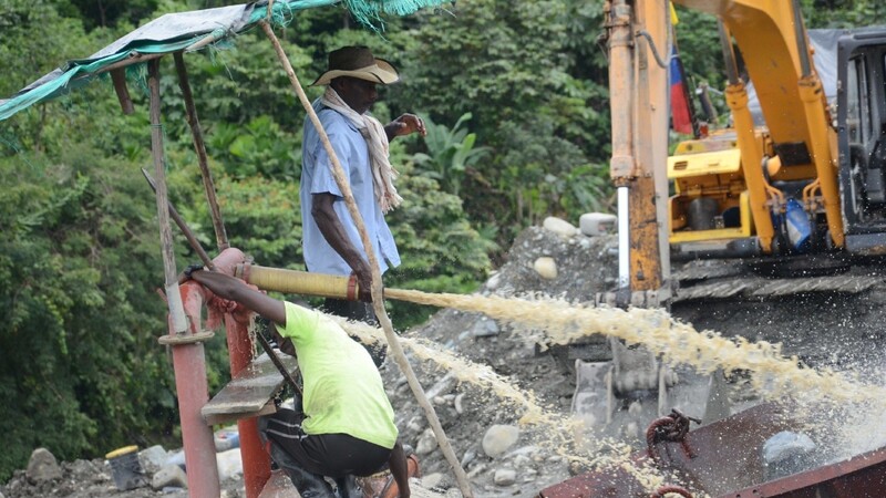 Arbeiter waschen in einer illegalen Goldmine im kolumbianischen Departement Chocó gefördertes Gestein, um darin Gold zu finden.