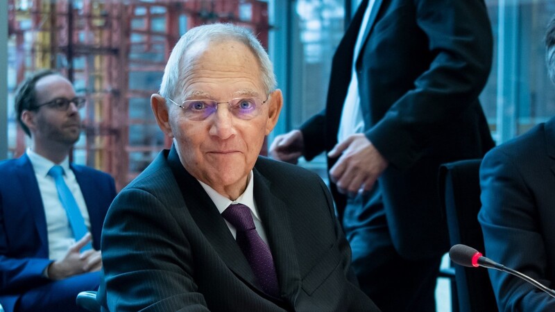 Bundestagspräsident Wolfgang Schäuble eröffnet die erste Sitzung des Untersuchungsausschusses zur Pkw-Maut.