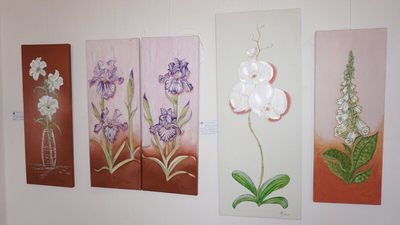 Die Blumenmotive wurden in Acryltechnik in Verbindung mit Modellierpaste angefertigt.