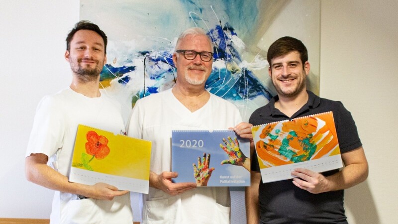 Die Kunst-Kalender der Palliativstation können ab sofort am Krankenhaus Landshut-Achdorf erworben werden.