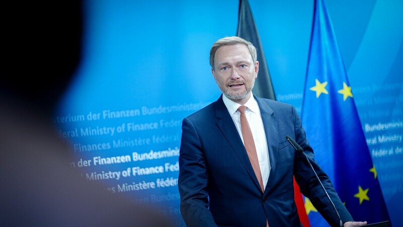 Finanzminister Christian Lindner (FDP), Bundesminister der Finanzen plant einen Nachtragshaushalt für 2021 mit einem Volumen von 60 Milliarden Euro. Mit dem Geld soll in Klimaschutz und Digitalisierung investiert werden.
