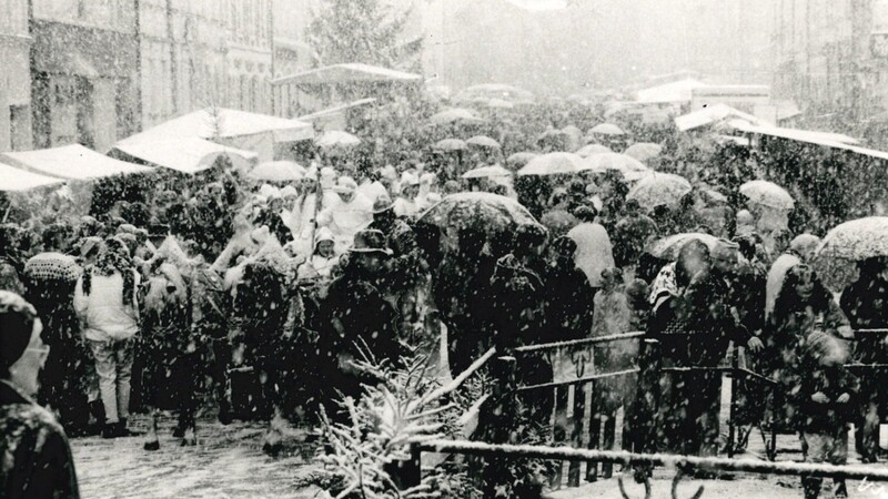 Auch das gab es in der Geschichte des Vilsbiburger Nikolausmarktes - wenn auch selten: Beim Markt im Jahr 1991 kamen dicke Schneeflocken vom Himmel und hüllten Besucher, Nikolaus und Engerl ein.