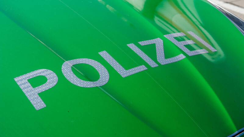 Gleich zweimal ist eine gehbehinderte Frau in Regensburg von einem unbekannten Mann absichtlich geschubst worden. Die Polizei sucht nun nach Zeugen.