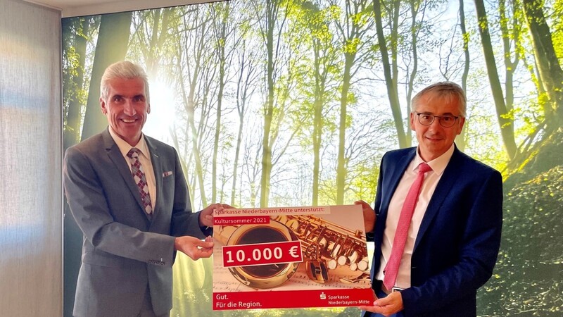 Sparkassen Vorstandsvorsitzender Walter Strohmaier überreicht 10 000 Euro an Landrat Werner Bumeder für den Kultursommer 2021.
