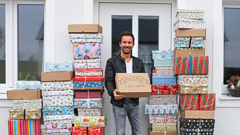 Stefan Klebensberger übergibt 63 Weihnachtsgeschenke in seiner Sammelstelle in Wallkofen.