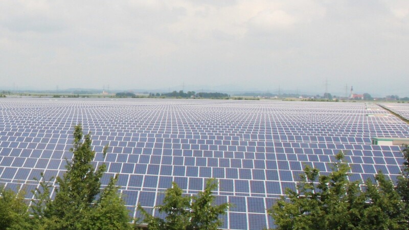 Um die Ziele der neuen Bundesregierung zu erreichen, müssten bis 2030 noch viel mehr Solaranlagen - wie hier im Solarpark Gänsdorf (Gemeinde Straßkirchen) - gebaut werden. (Archivfoto)