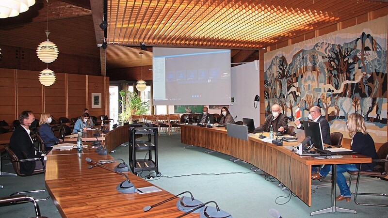 Eine Hybrid-Sitzung: Der Jugendhilfeausschuss traf sich in kleiner Form im Landratsamt - weitere Zuhörer waren über Video zugeschaltet. So gab Landrat Franz Löffler jedem die Möglichkeit zur Diskussion.