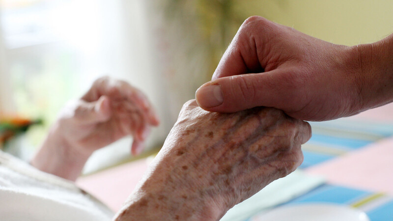 Viele Corona-Infektionen auf der einen Seite, Einsamkeit durch Besuchseinschränkungen auf der anderen - ältere Mitbürger in Pflege- und Seniorenheimen müssen im Moment viel durchmachen.