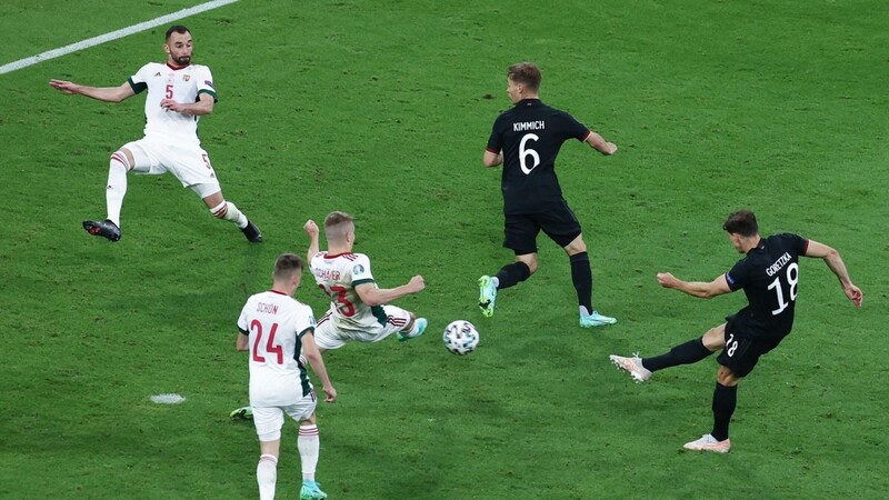 Schuss ins Glück: Leon Goretzka trifft kurz vor Schluss für die deutsche Nationalmannschaft zum 2:2-Unentschieden gegen Ungarn. Durch den Treffer steht das Team im Achtelfinale.