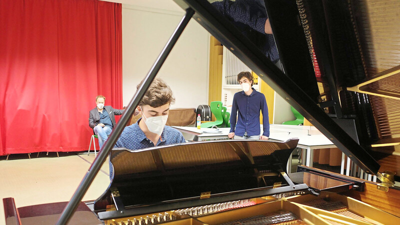 Alle zwei Monate dürfen die Schüler Peter und Paul dem berühmten Pianisten Sergei Babayan eine Aufnahme ihres Könnens schicken und er gibt ihnen Feedback.
