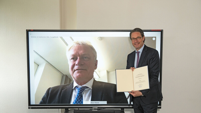 MdB Alois Rainer und Bundesverkehrsminister Andreas Scheuer bei der Fördermittelübergabe