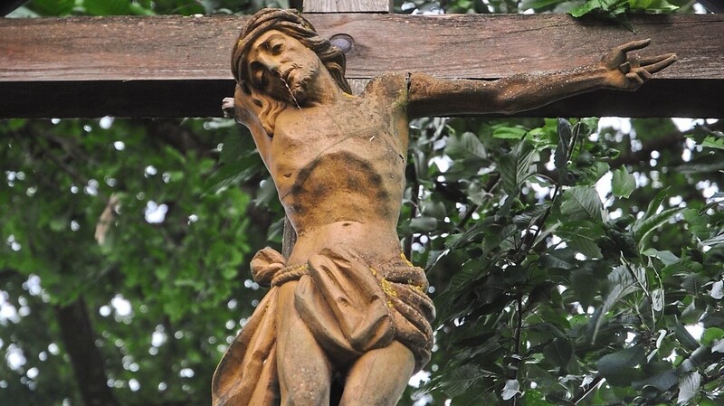 Die Christusfigur hat nur noch einen linken Arm. Sie wurde vor vier Jahren bei einem Gewitter von einem herabfallenden Ast beschädigt.