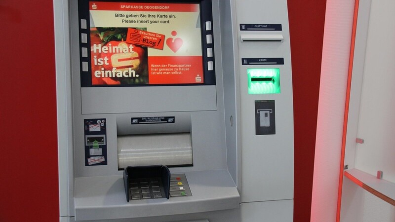 In mindestens zwei Fällen hatten die jetzt aufgegriffenen Täter versucht, Bankautomaten zu sprengen, um an das Geld darin zu kommen. (Symbolbild)