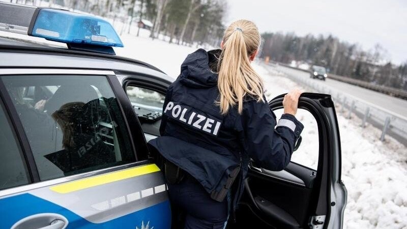 Eine Polizistin der Bayerischen Grenzpolizei an der A3 nahe der österreichischen Grenze. Foto: Matthias Balk/dpa/Archivbild