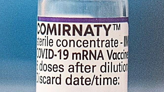 Eine Ampulle mit Comirnaty, dem Impfstoff von Biontech, ...