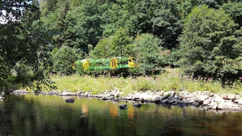 Die Waldbahn, wie hier am Flusswanderweg bei Teisnach, und viele Busse sorgen für das Reisevergnügen beim Urlaub daheim.