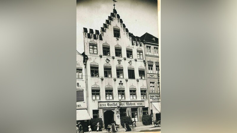 Das älteste Foto des Hauses Altstadt 69 stammt aus dem Jahr 1918, ein Jahr vor der Auflösung des Hotels Drei Mohren.