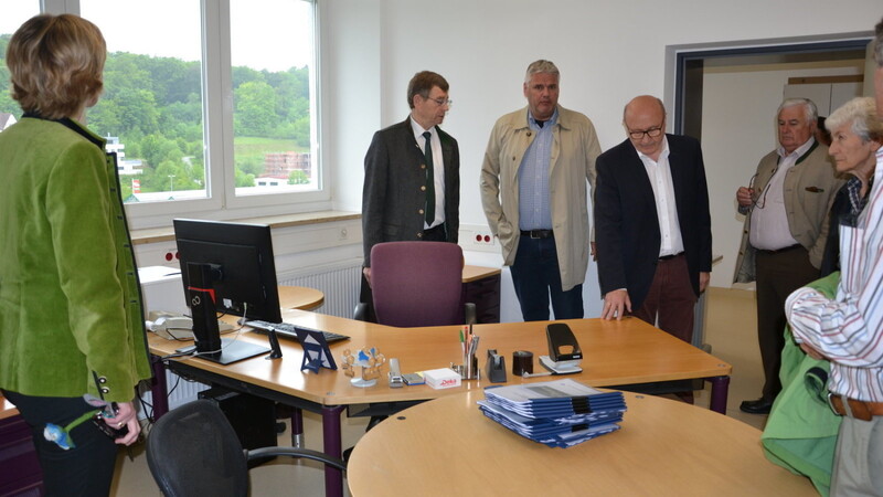 Verwaltungschef Johann Auer (links) stellte den Mitgliedern des Kreisausschusses die neuen Büroräume vor.