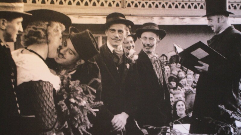 Die "Faschings-Trauung" (1951) auf dem Misthaufen vor dem Gasthaus Wadenspanner mit heute noch bekannten Mitbürgern. Die Braut w