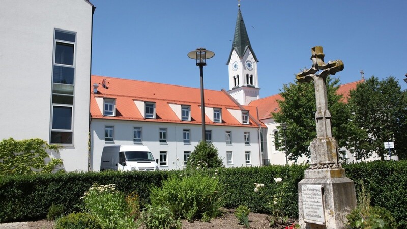 Blick auf das Spital Pattendorf und die Spitalkirche St. Josef.