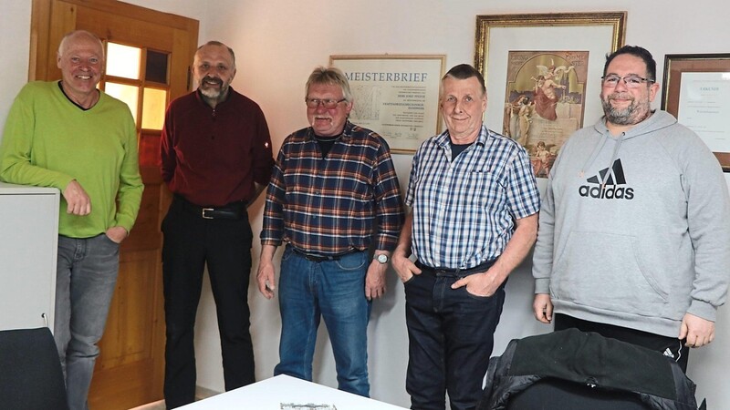 Sepp Pfeifer, Sepp Kussinger, Reinhold Bauer, Mark van der Zee und Stefan Wagner (von links) trafen sich am Sonntagnachmittag zu einer Besprechung für den Hilfstransport.