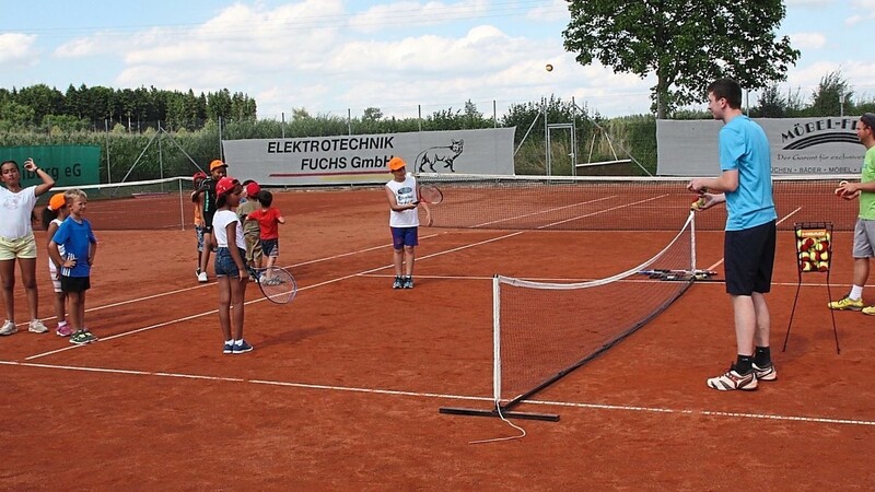 Beim Tennisschnupperkurs erlernen die Kinder die Grundkenntnisse.