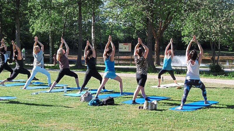 Im Ruhebereichkönnen die Besucher der Aktionstage Gesundheit unterschiedliche Yoga-Arten testen.