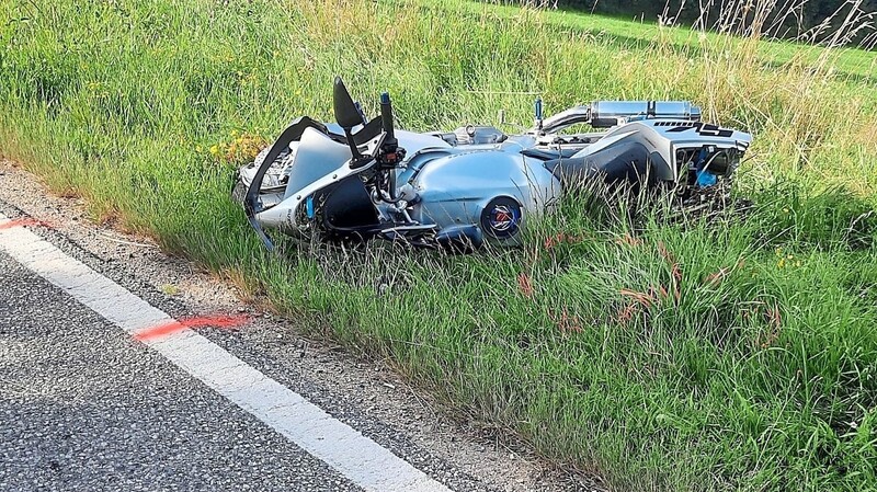 Der 62-jährige Motorradfahrer aus dem Raum Maxhütte-Haidhof prallte ins Heck eines Mercedes, der aus einem Weg in die Staatsstraße einbog und das Motorrad übersehen hatte.