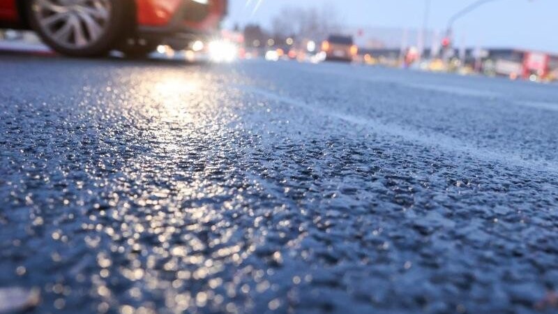 Glatte Straßen führten im Landkreis Erding am Donnerstagmorgen zu mehreren folgenschweren Unfällen. (Symbolbild)