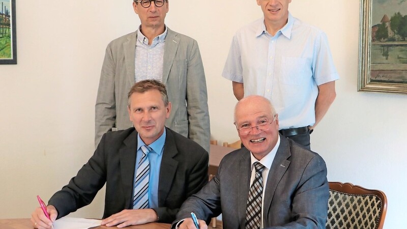 Schnelles Internet für Mainburg: Bürgermeister Josef Reiser und Stadtbaumeister Ulrich Dempf (rechts) bei der Vertragsunterzeichnung mit Wolfgang Bittl und Stefan Hanke von Telekom.