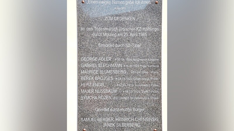 Auf dieser Gedenktafel an der Mötzinger Kirche sind die Namen der sieben ermordeten und drei geretteten KZ-Häftlinge zu lesen.  Foto: