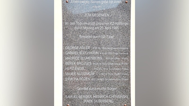 Auf dieser Gedenktafel an der Mötzinger Kirche sind die Namen der sieben ermordeten und drei geretteten KZ-Häftlinge zu lesen.  Foto: