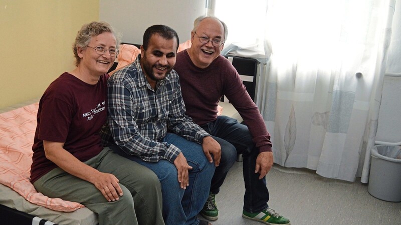Gisela und Gerhard Zierer kämpfen dafür, dass Mheddin Saho (Mitte) in Deutschland bleiben darf. Sie haben ihm dieses Zimmer in den Räumen der Freien Evangelischen Gemeinde für sein Kirchenasyl eingerichtet.