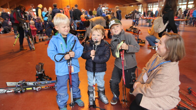 Kinder wachsen sehr schnell aus ihren Skischuhen und die Skier entsprechen auch nicht mehr der optimalen Länge.