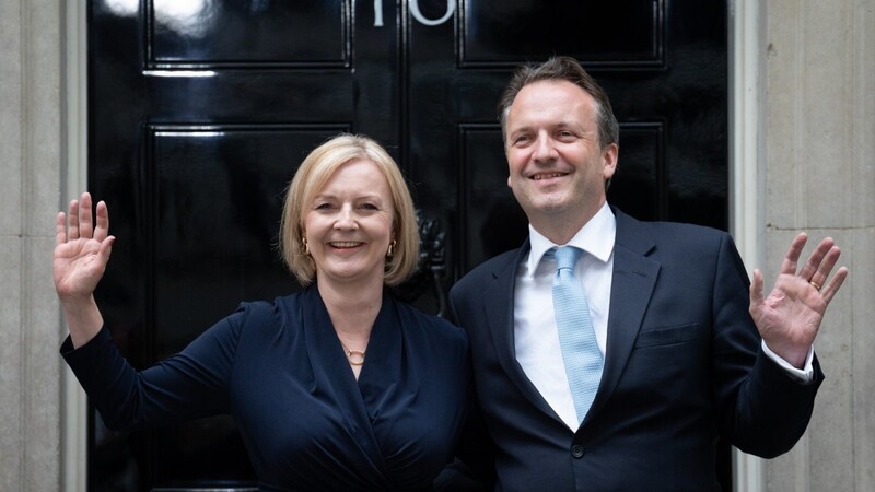 Liz Truss, neue Premierministerin von Großbritannien, steht mit ihrem Ehemann Hugh O'Leary vor der 10 Downing Street.