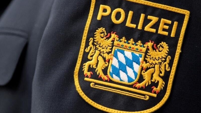 Das Wappen der bayerischen Polizei auf einer Uniform. Foto: Sven Hoppe/Archivbild