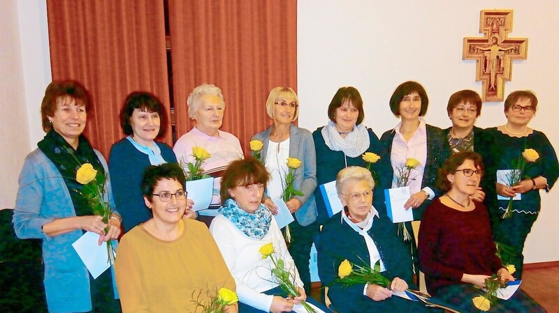 Über eine gelbe Rose, eine Urkunde und eine Anstecknadel durften sich 16 langjährige Mitglieder des Frauenbundes freuen.