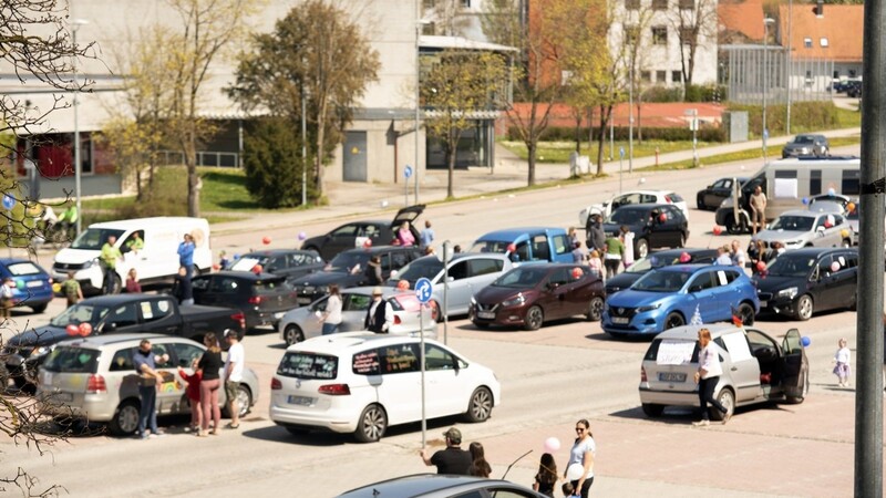 Zahlreiche Autos versammelten sich am Caprima-Parkplatz.