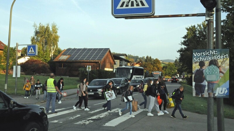 An der Dampfbachstraße müssen Schulbusse mit Hupsignalen Autofahrer aus den Busbuchten vertreiben, die dort ihre Kinder aussteigen lassen und nicht weiterfahren.