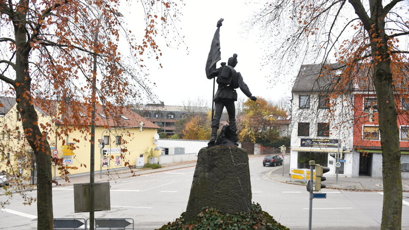Das Kriegerdenkmal aus dem Jahr 1904 über der Kreuzung von Veldener- und Bergstraße.