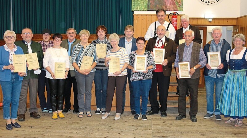 Die geehrten treuen Mitglieder und die neu ernannten Ehrenmitglieder des Volkstumsvereins Waldmünchen bekamen Urkunden.