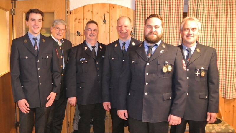 Die Vorstandschaft der Feuerwehr mit dem Neufraunhofener Bürgermeister Bernhard Gerauer (2. von links).