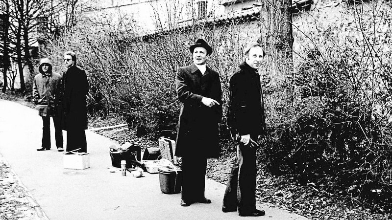 Die Ermittler gingen im Jahr 1980 mit den damals vorhandenen technischen Mitteln an den Mordfall Gertrud Kalweit heran. Im Bild im Vordergrund: Oberstaatsanwalt Klaus Pfannschmidt (2. von rechts) und Hauptkommissar Josef Lettl.