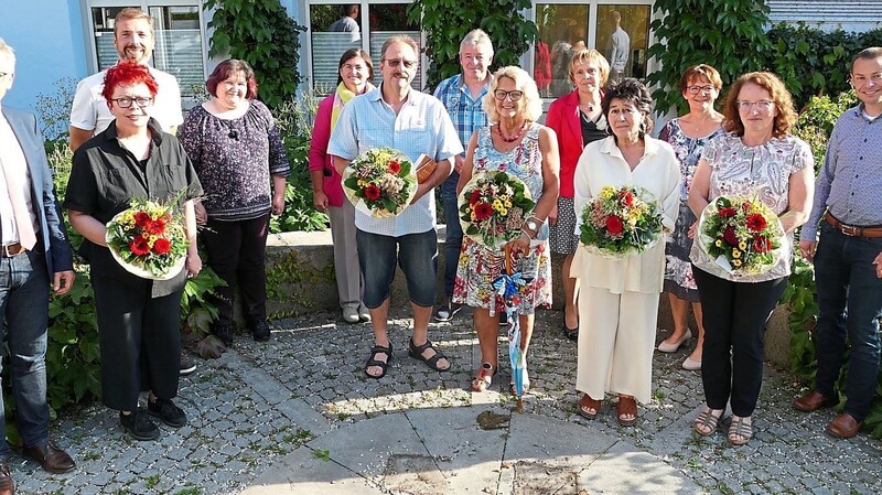 Den Geehrten (mit Blumensträußen) wurde bei einer kleinen Feierstunde am Landratsamt für ihr langjähriges Engagement gedankt.