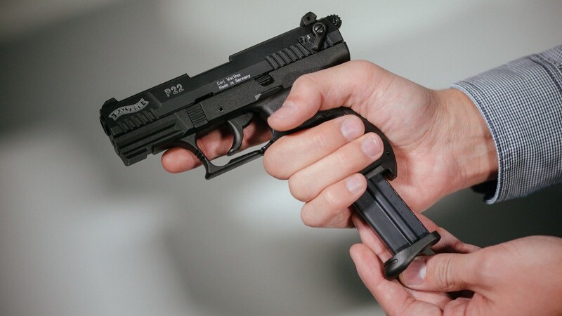 Eine täuschend echt aussehende Schreckschusswaffe vom Typ "Walther P22". (Symbolbild)