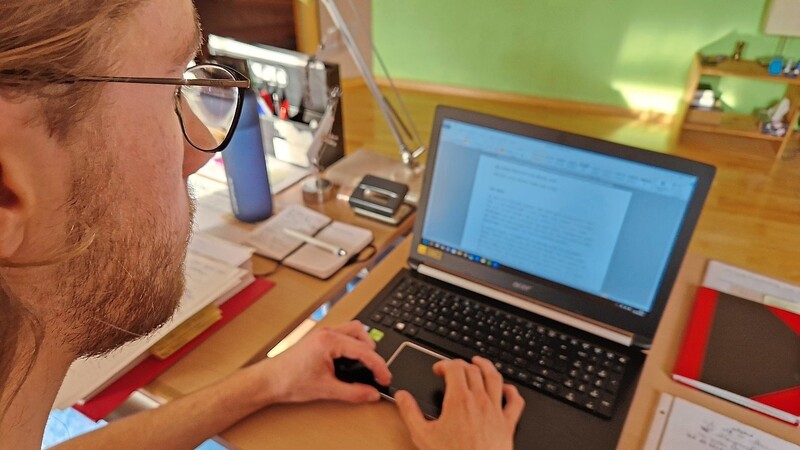 Philipp Ruhland sitzt am Laptop. Wenn er den roten Faden für seine Geschichte festgelegt hat, legt er mit dem Schreiben los.