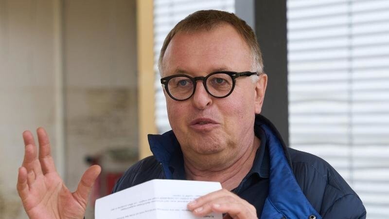Jürgen Pföhler, Landrat von Ahrweiler, will sein Amt nach Angaben der CDU nicht mehr ausüben. Gegen Pföhler wird im Zusammenhang mit der Flutkatastrophe ermittelt.