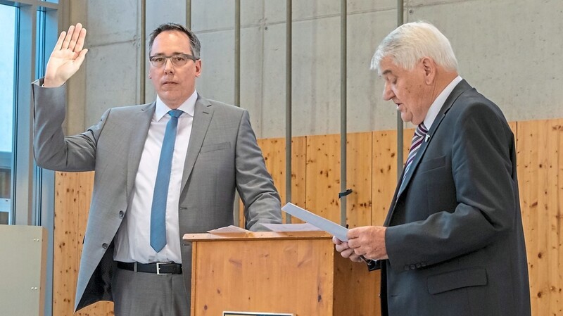 Bürgermeister Andreas Moser (l.) wird vom ältesten Mitglied des Marktrates, Siegfried Degenhart, vereidigt.